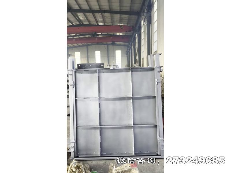 不锈钢平板水闸采用304不锈钢材质，适用于小型水利工程及景观水系。平板式结构设计支持手动启闭，适配宽度0.5-2.0m、高度0.5-3.0m的渠道，操作简便维护成本低。产品耐腐蚀性强，可抵御淡水及轻度污染水体。厂家提供按图定制、承重能力测试及安装指导服务，支持景观化外观设计，提升水域环境美观度。