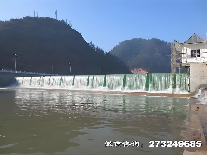 调水工程液压坝用于大型跨流域调水工程，由水务局、水利工程公司及规划部门采用。通过液压驱动实现大流量调控，支持水资源跨区域调配。钢制坝体耐高压冲刷，适配长距离输水需求，显著提升调水工程运行效率。调水工程液压坝价格电话微信联系厂家。
