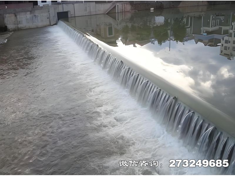 湿地生态补水坝用于湿地保护与生态修复工程，由生态保护机构、水务局及环境治理企业采用。钢制坝体拦截径流形成湿地水面，支持地下水回灌与生物多样性保护。低水头设计减少生态扰动，适配季节性水位变化，维护成本低且生态兼容性强。湿地生态补水坝价格电话微信联系厂家。