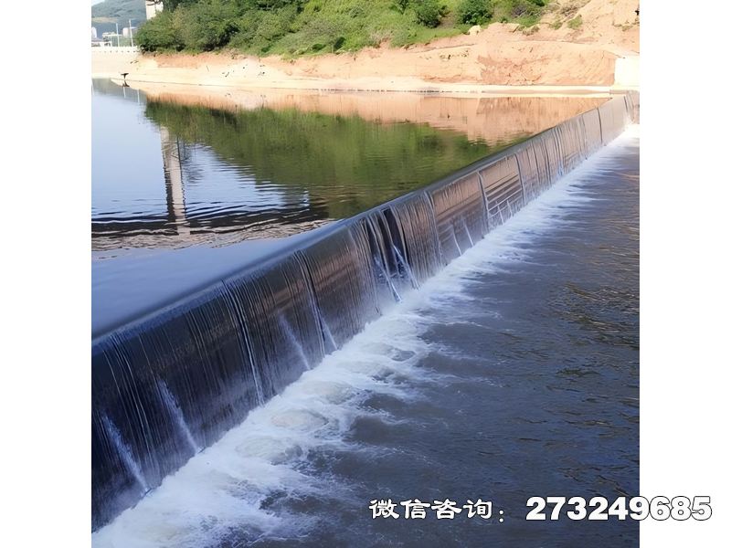 防洪堤配套钢坝用于江河堤防防洪工程，由水务局、防汛指挥部及河道管理处采用。钢制坝体可抵御高水头压力，支持自动化控制系统集成。下游设置长距离消能工，确保大流量泄洪安全，适用于蓄滞洪区分洪与河道洪水调控。防洪堤配套钢坝价格电话微信联系厂家。