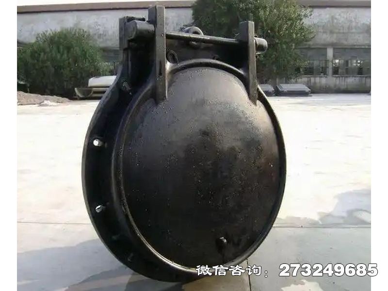 铸铁圆型灌溉拍门适用于农田灌溉渠道、生态补水工程，由灌溉公司、农业合作社等单位采用。依靠水流压力自动开启，铸铁材质耐长期浸泡。底部清淤刮板设计减少泥沙淤积，适配中小口径渠道需求，保障灌溉效率。铸铁圆型灌溉拍门价格电话微信联系厂家。